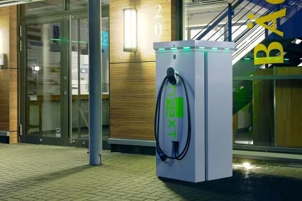 Batteriespeicher Hexagon mit ingerierter Ladem&ouml;glichkeit E-Auto.