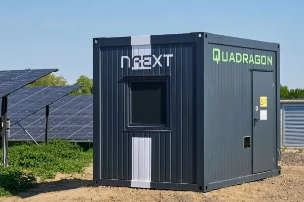 Im wasserdichten Container Stromspeicher Quadragon in einem Solarpark zur Nachstromkompensation.