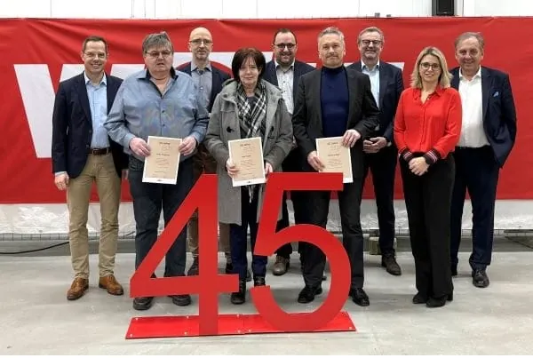 Wolf bedankt sich für 45 Jahre Betriebstreue: Dr. Thomas Kneip (Vorsitzender Geschäftsführung), Peter Prummer, Gerdewan Jacobs (Geschäftsführung), Inge Hager, Stefan Zierer, Hermann Eder, Christian Amann (Geschäftsführung), Kathrin Stauss (Bereichsleiterin HR), Bernhard Steppe (ehem. Geschäftsführung) (v. l.).