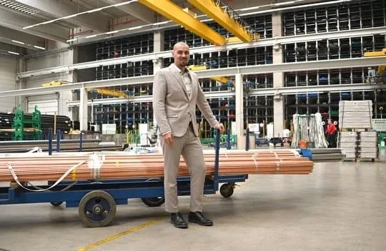 Jan Oliveira, Leiter Produktmanagement Installation Heizung Lüftung freut sich über unbedenkliches Trinkwasser. Reisser unterstützt das mit entsprechenden Materialien.