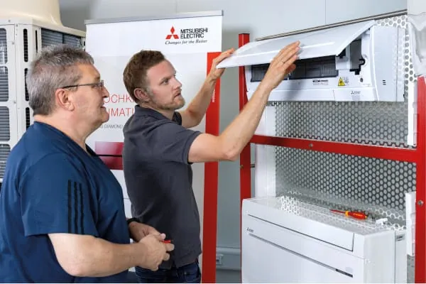 Die Grundlagenschulung Luft-/Luft-W&auml;rmepumpen bietet fundiertes Wissen &uuml;ber die Grundlagen und den sicheren Umgang mit der Luft-/Luft-Technologie, um Fachhandwerkspartner optimal auf aktuelle und zuk&uuml;nftige Anforderungen vorzubereiten.