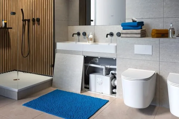 Diskrete Installation hinter der Vorwand: Kleinhebeanlage VersaCut von Zehnder Pumpen.