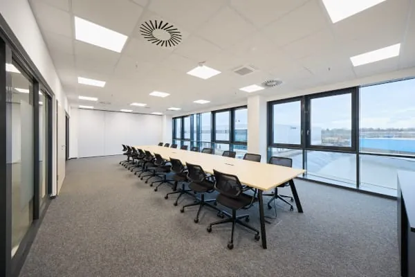 Die B&uuml;ro- und Aufenthaltsbereiche werden mit Klimaau&szlig;enger&auml;ten der Pumy-Baureihe und 53 4-Wege-Deckenkassetten in unterschiedlichen Leistungsgr&ouml;&szlig;en aus der City Multi-Serie klimatisiert.