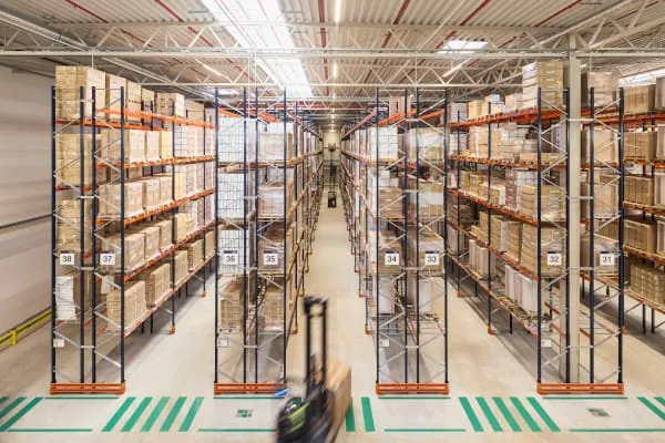 Die zentrale Lagerhalle in Bottrop ersetzt ab sofort das zu klein gewordene Zentrallager in Duisburg und diverse Nebenlager an anderen Standorten.