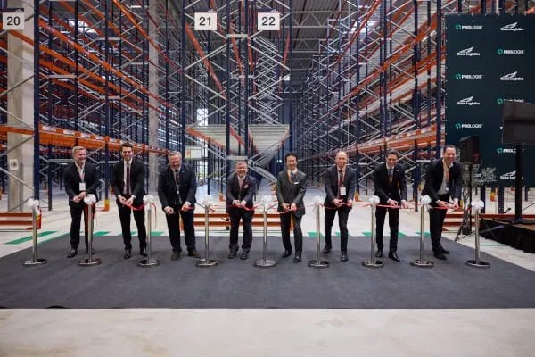 Die offizielle Inbetriebnahme des Warenlagers erfolgte durch Vertreter von Politik und den beteiligten Unternehmen.