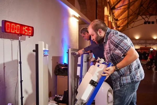 Beim Duofix-Montagewettbewerb treten die Besucher im Wettlauf gegen die Zeit gegeneinander an.