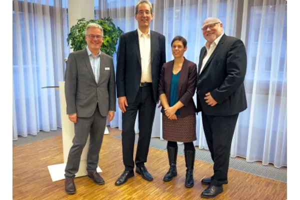 Frank Burkhardt, Geschäftsleiter Hosch Neue Systeme und Schaltanlagenbau, Prof. Dr. Michael Krödel, Technische Hochschule Rosenheim, Heike Marcinek, Deutsche Energie-Agentur, und Holger Schaefe, Geschäftsführer von Hosch (v.l.).