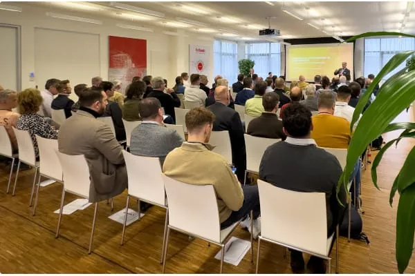 Das 9. Hosch IQ.Wissensforum nahm die Anforderungen für Bestands- und Neubauten sowie juristische Auslegungen des GEG in den Blick.