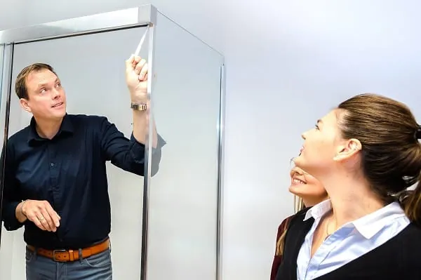 Das Schulungsprogramm von HSK Duschkabinenbau wird um die RenoDeco 2.0-Schulung erweitert.