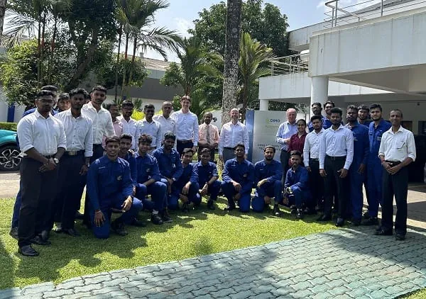 HomeServe-CEO Thomas Rebel (links neben DIMO-Schild) mit den verschiedenen Ausbildungs-Jahrg&auml;ngen der Anlagenmechaniker SHK und ihren Ausbildern.