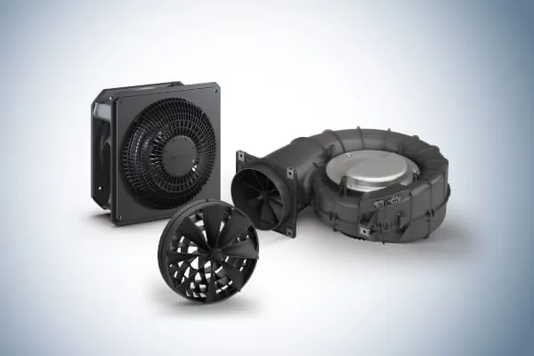 Effiziente Ventilatoren f&uuml;r die zentrale Wohnrauml&uuml;ftung: RadiCal 2 (links) und RadiCal im Spiralgeh&auml;use mit integrierter Volumenkonstanzregelung (rechts). Das Fl&uuml;gelradanemometer ist nun auch separat erh&auml;ltlich (vorne).