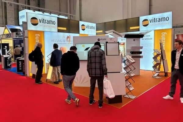 Vitramo-Messestand mit Besuchern