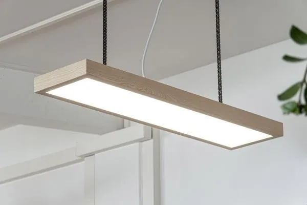 Infrarot-Heizelement mit integrierter LED-Leuchte an der Decke abgeh&auml;ngt.