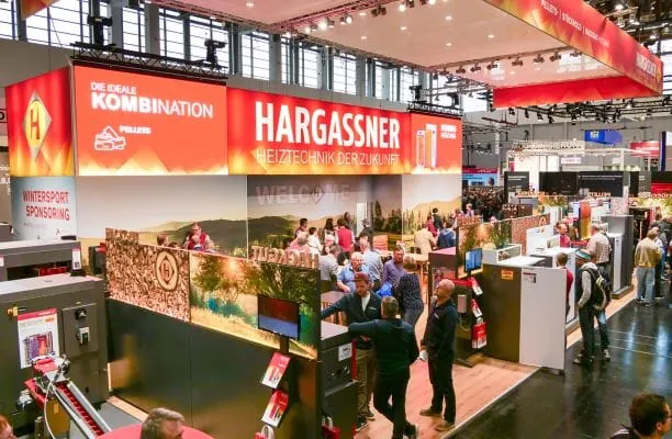 Belebter Messestand von Biomassekesselanbieter Hargassner