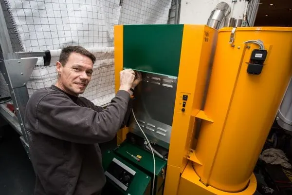 Installateur Pelletsfachbetrieb vor Pelletskessel KWB