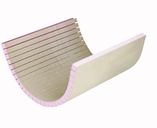 Werkseitige Quereinschnitte in die Austrotherm Uniplatte erlauben das einfache Formen selbst von engen Radien. Auf Wunsch ist die flexible Uniplatte auch mit Längsschnitten lieferbar.