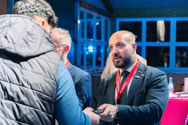 Feierlicher Moment: Neben dem Gesellenbrief gibt es eine Erinnerungsmedaille – überreicht vom Obermeister Cehan San