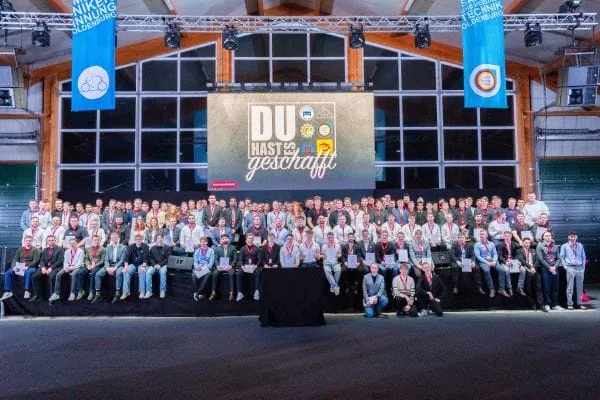 Nach Ihrer erfolgreichen Ausbildung dürfen die ehemaligen Auszubildenden aus dem SHK-Handwerk sich nun über ihren Gesellentitel freuen.