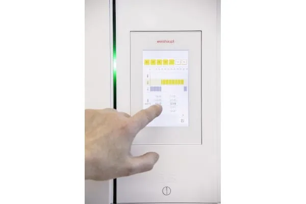 Die neu entwickelte Regeltechnik mit Touch-Display des neuen Gas-Brennwertger&auml;tes Thermo Condens von Weishaupt, das auf 100 % Wasserstoff umr&uuml;stbar ist.