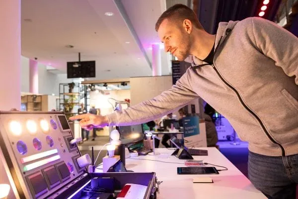 Mitarbeiter in Aktion: Vorf&uuml;hrung am Stand des Innovationsparcours auf der Zukunft Handwerk, ein eindrucksvolles Erlebnis, das innovative L&ouml;sungen pr&auml;sentiert.