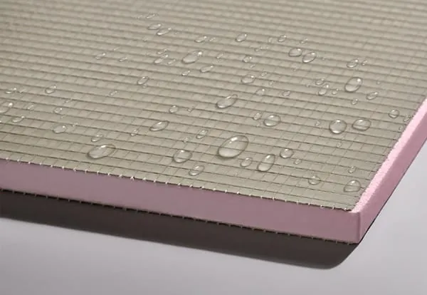 Die vielseitige Austrotherm Uniplatte aus extrudiertem Polystyrol-Hartschaum (XPS) ist wasserfest, druckstabil und zugleich leichtgewichtig. Auf der BAU 2025 stellte Austrotherm weitere Produktvarianten vor.