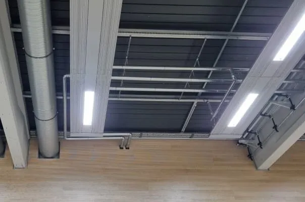 Deckenstrahlplatten zum Beheizen und Beleuchtung an Decke einer Sporthalle