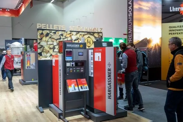 Ausstellerbereich Holzw&auml;rme in Halle 11: gut besuchter Messestand mit Pellets- und Scheitholzkesseln. Foto von ISH 2023