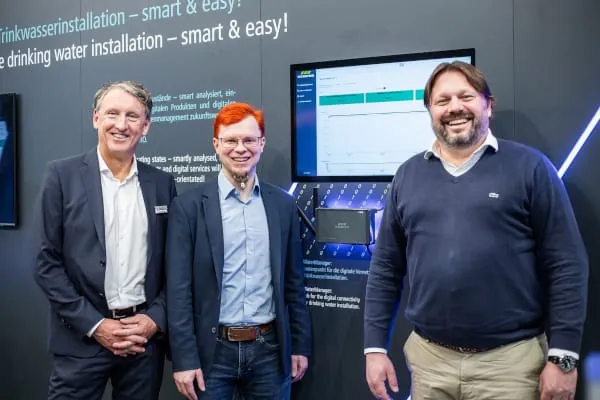 Kemper baut seine Digitalisierungskompetenz aus. Auf die Zusammenarbeit bei L&ouml;sungen zur Digitalisierung der Trinkwasserinstallation freuen sich Dr. Michael Rehse, Gesch&auml;ftsf&uuml;hrer Guss- und Geb&auml;udetechnik Kemper, Jakob Bysewski, Gesch&auml;ftsf&uuml;hrer embedded data, und Christian K&uuml;ster, Gesch&auml;ftsf&uuml;hrer Zentrale Dienste und Sprecher der Gesch&auml;ftsf&uuml;hrung Kemper (v. l.).