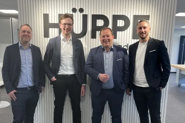 Verstärkung für den Hüppe Außendienst: Axel Stoiber (2. v. r.), Geschäftsführer der Hüppe Deutschland GmbH, begrüßte zum 1. März mit Florian Wenzel (l.), Alexander Connor Stoos (2. v. l.) und Fabian Reichel (r.) drei neue Mitarbeiter in seinem Vertriebsteam.