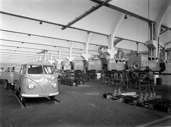 Die Transporter-Fertigung im Werk Wolfsburg 1950.