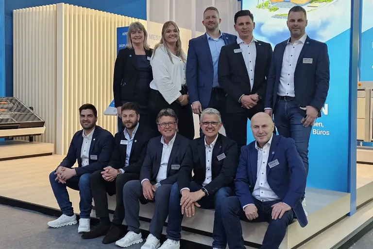 Ralf Kaster (sitzend, Mitte), Technischer Gesch&auml;ftsf&uuml;hrer bei Airflow, zieht mit seinem Team eine positive Bilanz zur ISH 2025. 