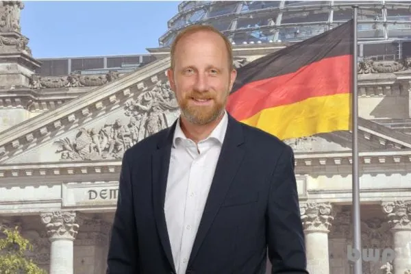 Bildmontage Dr. Martin Sabel vom BWP vor Bundestag mit Deutschlandfahne