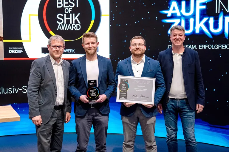 Von der Dietenmeier + Harsch Haustechnik GmbH Gesch&auml;ftsf&uuml;hrer Lukas Kopp (2. v. l.) und von der Hovi GmbH Gesch&auml;ftsf&uuml;hrer und RPA-Entwickler Felix Giezek (2. v. r.) mit der Auszeichnung &bdquo;Best of SHK Award 2025&ldquo; im Bereich Handwerk. Die Laudatio sprach Armin Sinning, SHK-Unternehmer, Fachjurymitglied und im Vorjahr selbst des Best of SHK Award-Gewinner (rechts). Si-Chefredakteur Maximilian D&ouml;ller (links).