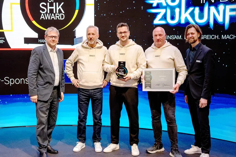 Mit dem &bdquo;Best of SHK Award 2025&ldquo; im Bereich Handwerk ausgezeichnet wurde die Firma HEEET &ndash; Technik im Haus. Die Gesch&auml;ftsf&uuml;hrung Peter Ferda, Lino Ferda und Harry Schneider (Mitte v. l.) mit der Auszeichnung. Die Laudatio sprach Stefan Weber, Leitung Vertriebsbereich West von Buderus Deutschland (rechts). Si-Chefredakteur Maximilian D&ouml;ller (links).