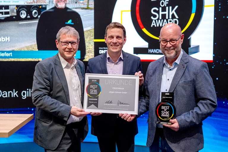 Jürgen Hohnen mit der Auszeichnung „Best of SHK Award 2025“ im Bereich Handwerk (rechts). Die Laudatio sprach Joachim Scheel, SHK-Unternehmer, Fachjurymitglied und im Vorjahr selbst Gewinner des „Best of SHK Award“ für das Handwerk. Si-Chefredakteur Maximilian Döller (links).