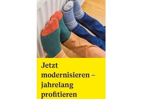 Cover der Informationsbrosch&uuml;re, zwei Paar F&uuml;&szlig;e mit Socken (Vater und Sohn) w&auml;rmen sich an einem Heizk&ouml;rper