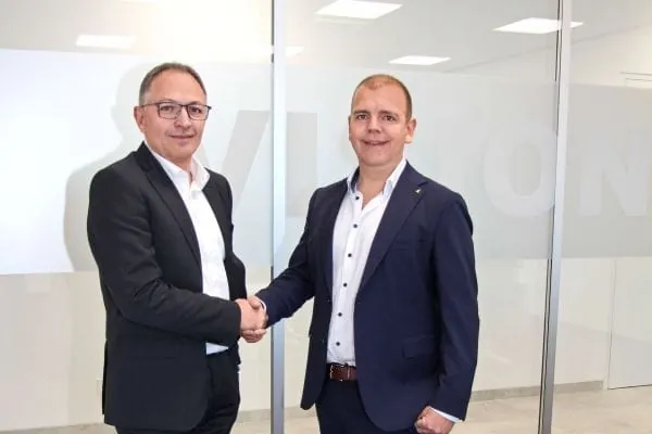 Dennis Ziehl (rechts), der Aufsichtsratsvorsitzende von Ziehl-Abegg, begrüßt Marco Altherr als neuen Finanzvorstand des Unternehmens.