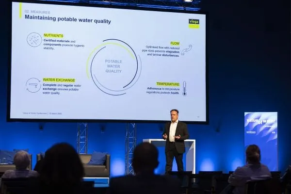 Als international anerkannter Trinkwasserexperte zeigte Dr. Christian Schauer im Rahmen der Konferenz &bdquo;Value of Water&ldquo; konkrete Wege auf, wie h&auml;usliche Trinkwasser&not;installationen nachhaltig und zukunftssicher zugleich ausgelegt werden k&ouml;nnen.