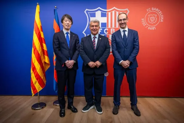Hiroshi Komatsubara, CEO von Panasonic Heating & Cooling Europe, Joan Laporta, Pr&auml;sident des FC Barcelona, Marc D&iacute;az, Panasonic Heating & Cooling Country Manager Spanien (v. l.).