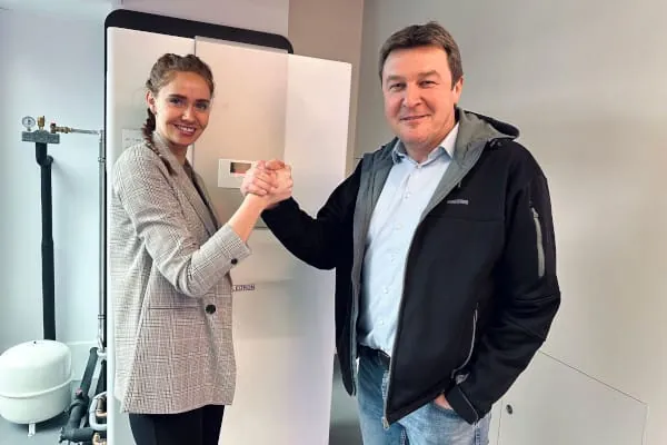 Influencerin, Model und Anlagenmechanikerin Sandra Hunke wettet gegen Stiebel Eltron-Pressesprecher Henning Schulz, dass sie es schafft, am ISH-Mittwoch mindestens 20 Fachhandwerkerinnen an den Stiebel Eltron-Stand zu bekommen.