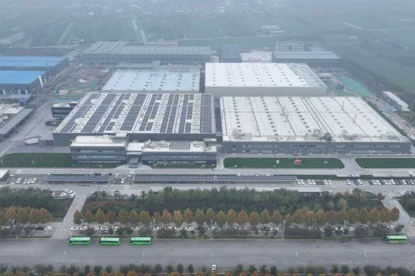 Expansion in China: Die 27.000 m2 gro&szlig;e Erweiterung (linkes und rechtes Geb&auml;ude hinten) soll bis Mitte 2025 abgeschlossen sein.