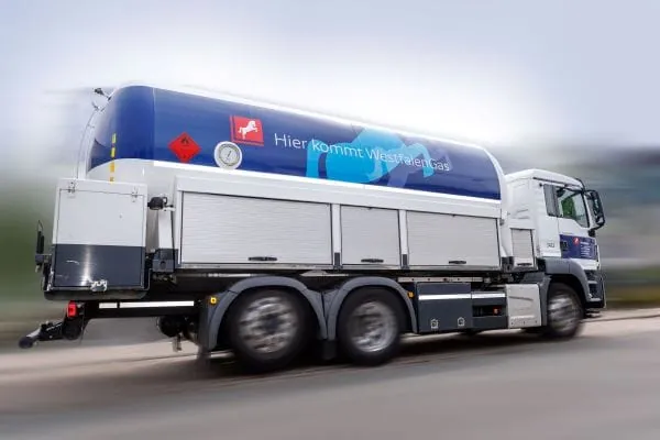 Tankwagen-LKW mit Werbeaufdruck Westfalengas mit Geschwindigkeit unterwegs auf Fahrbahn.