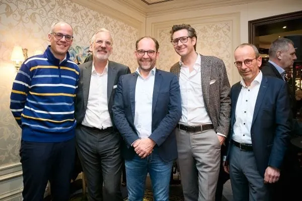 Der gesch&auml;ftsf&uuml;hrende Vorstand des DG Haustechnik, (v. l.) Johannes M. B&ouml;rner, Wilhelm Schuster, Henrik Schmidt, Bastian H&ouml;rdemann und Thomas Werner hatten die G&auml;ste aus Industrie und Handwerk pers&ouml;nlich eingeladen, um das Jubil&auml;um zu feiern