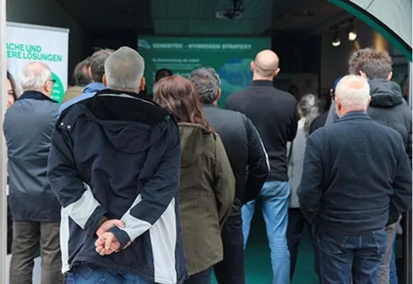 Ein Rückblick: Interessierte Besucher erleben die Dachs PerformanceTour 2024 hautnah.