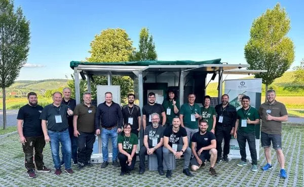 Dachs Performance Tour: SenerTec-Expert:innen präsentieren die innovative stromerzeugende Heizung.