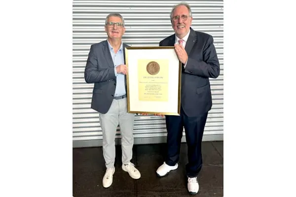 Jan Heckmann &uuml;berreicht Professor Schmickler das Rietschel-Diplom (v. l.).