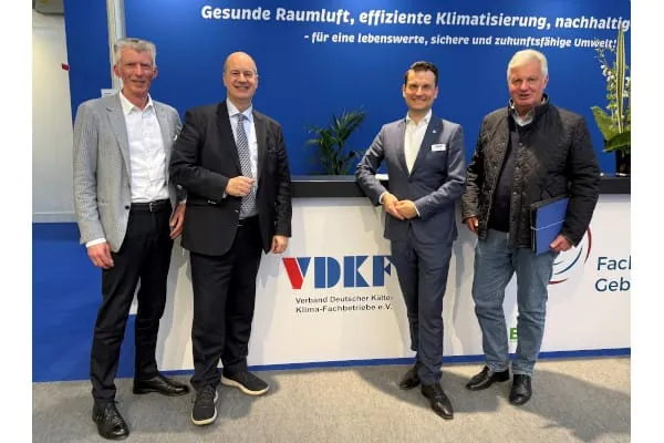 Auf der Messe ISH beschlossen die Verb&auml;nde EPEE und VDKF die gegenseitige Mitgliedschaft: Christoph Brauneis (Beauftragter Politik & Medien, VDKF), Russell Patten (Director General EPEE), Marcel Rehder (VDKF-Gesch&auml;ftsf&uuml;hrer), J&uuml;rgen Goeller (Strategy Director EPEE)(v.l.).