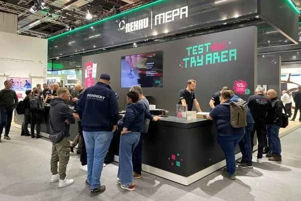 Messestand Rehau und Mepa auf der ISH 2025 mit Besuchern