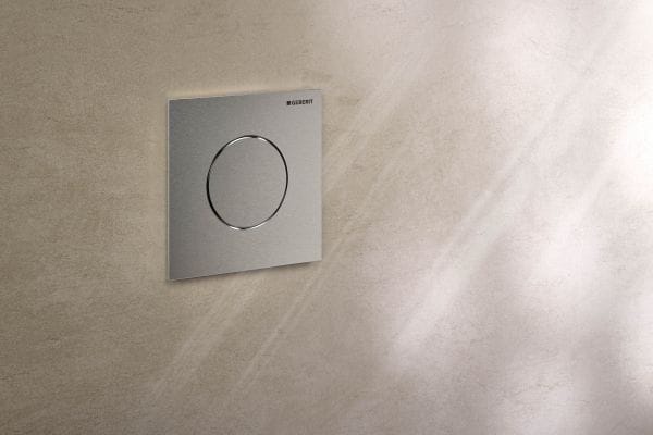 In der passenden Optik: Geberit Urinalsteuerung Typ 40 Round mit manueller Spülauslösung im Farbton Edelstahl gebürstet.