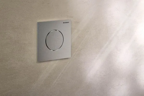 In der passenden Optik: Geberit Urinalsteuerung Typ 40 Round mit manueller Spülauslösung im Farbton Edelstahl gebürstet.